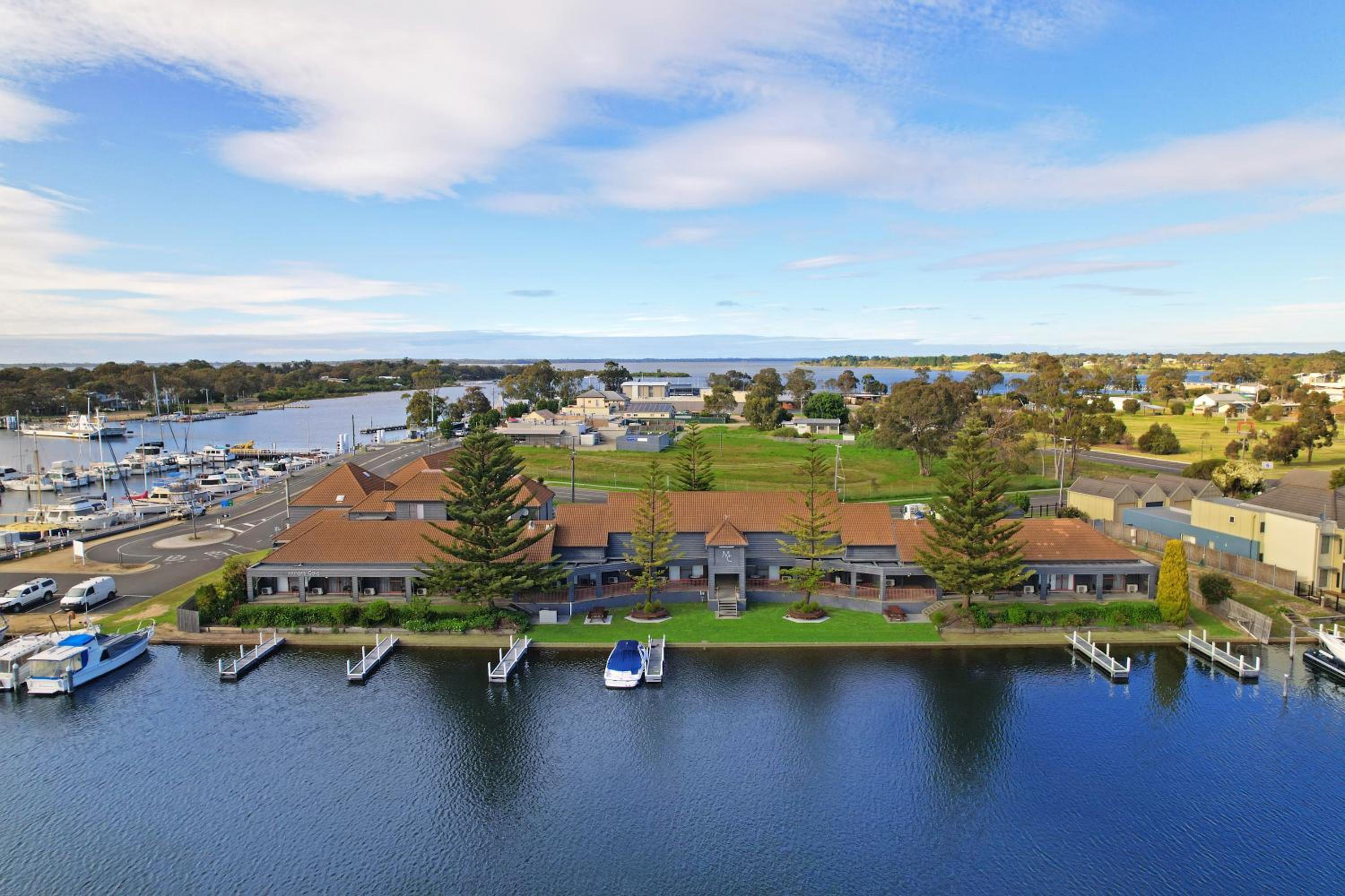 Mariners Cove Waterfront Motel and Apartments