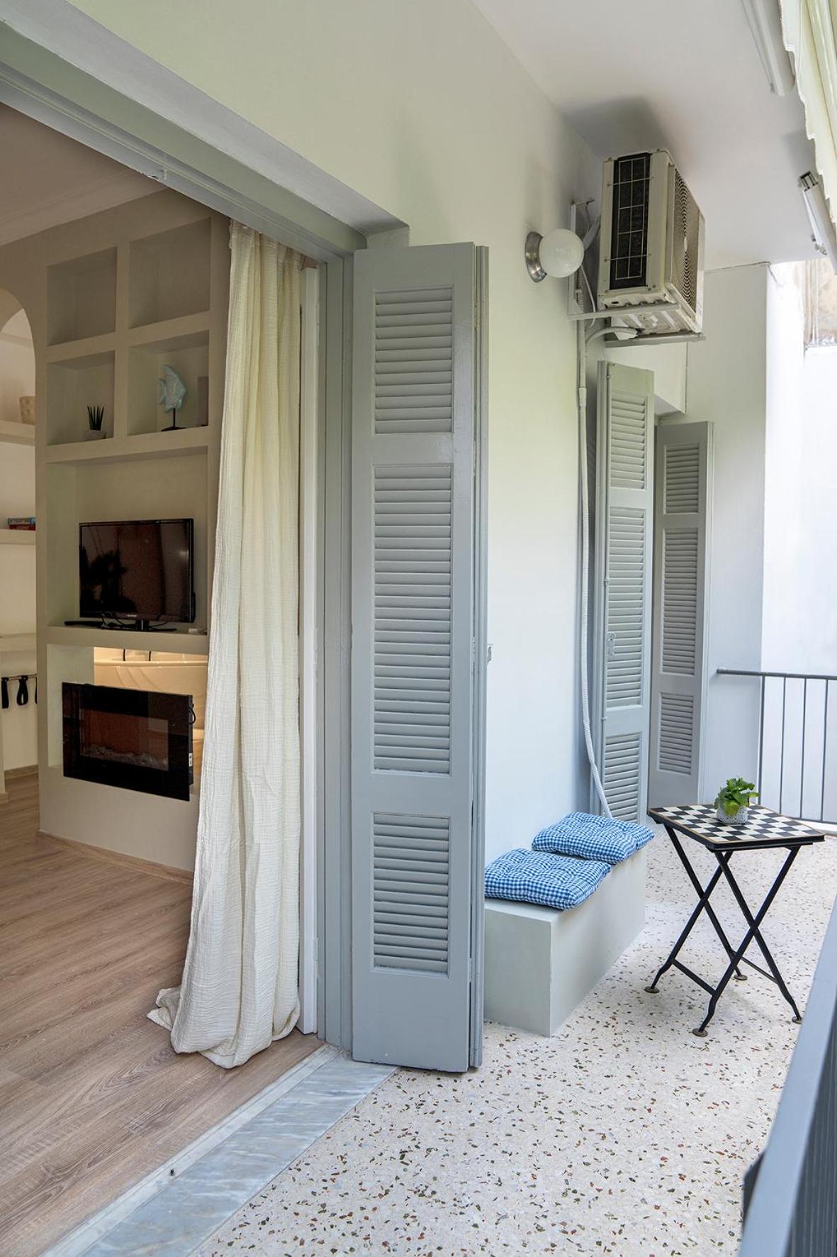 Romantic apartment with hot tub next to Acropolis