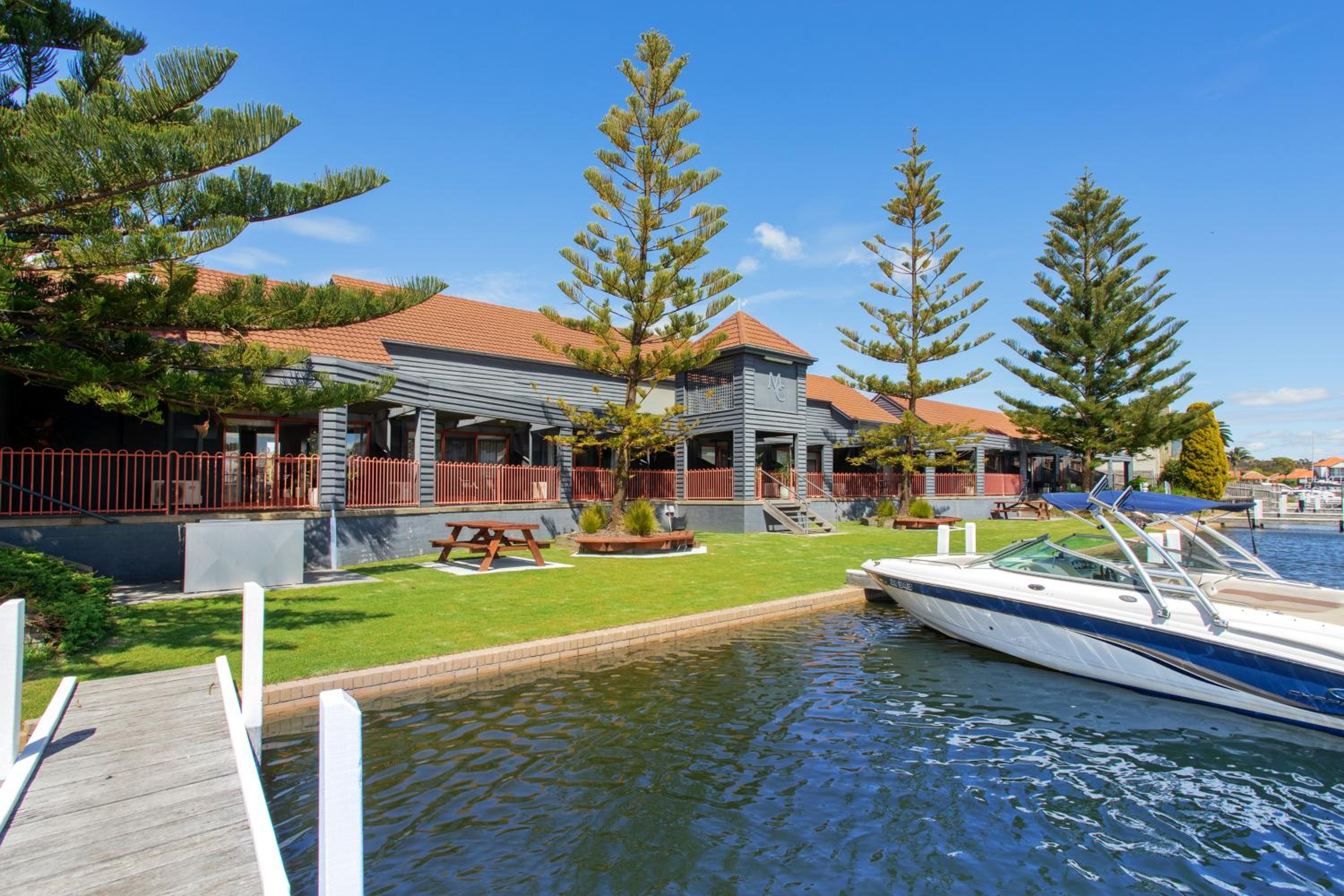 Mariners Cove Waterfront Motel and Apartments