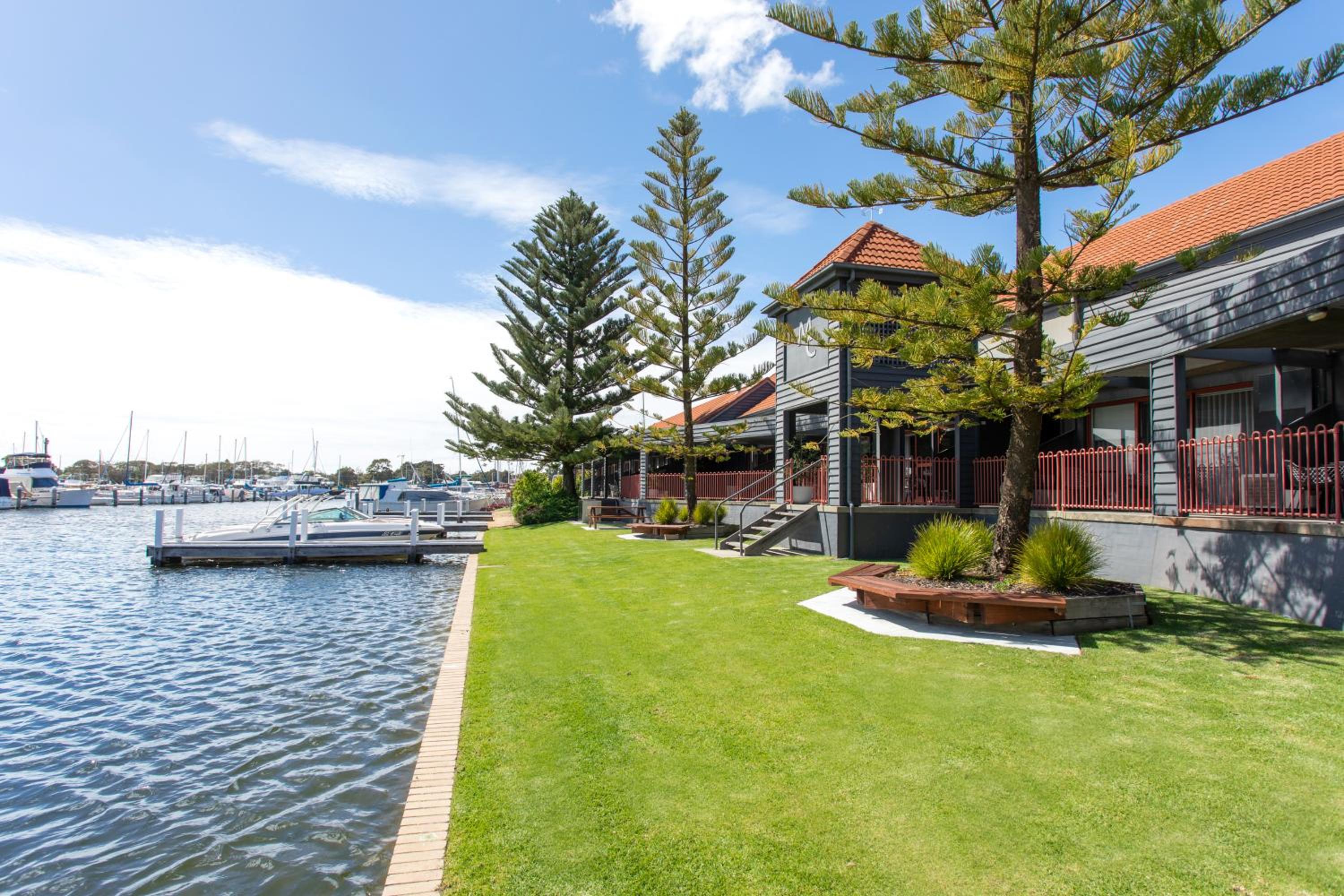 Hotel Mariners Cove at Paynesville - Image 1