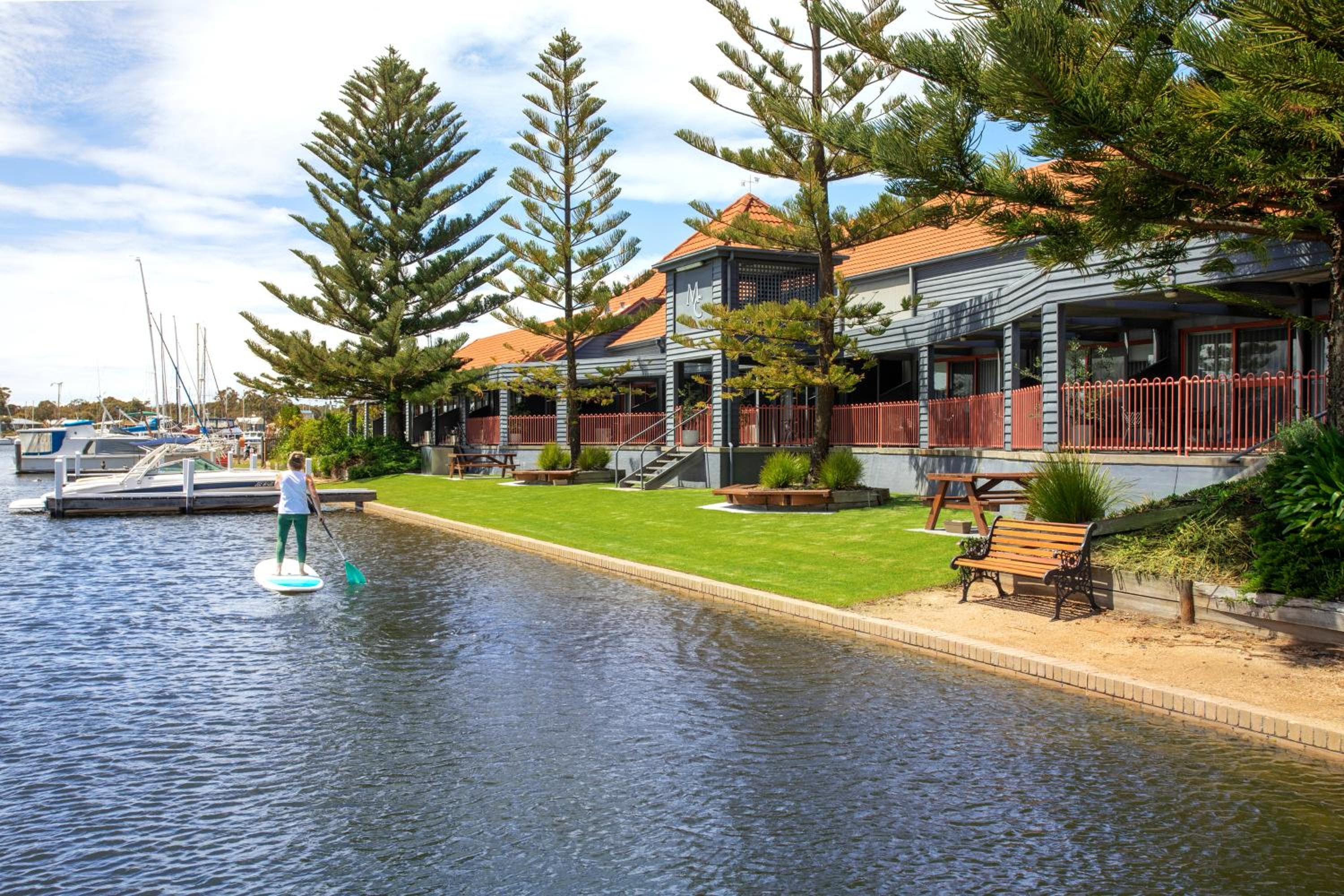 Mariners Cove Waterfront Motel and Apartments