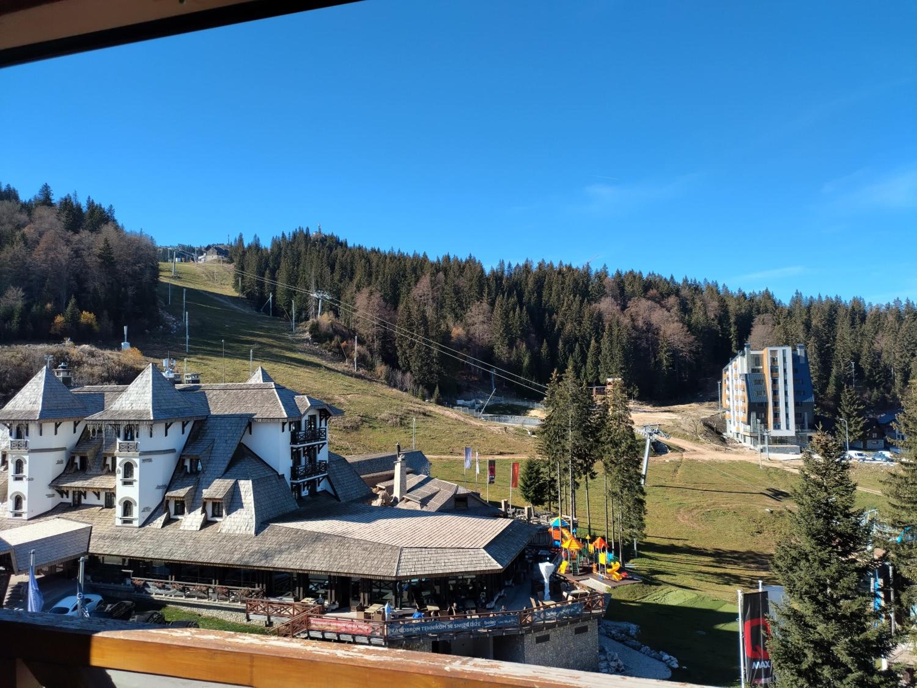Aparthotel Vucko, depandans, U452 sa pogledom na stazu - private host