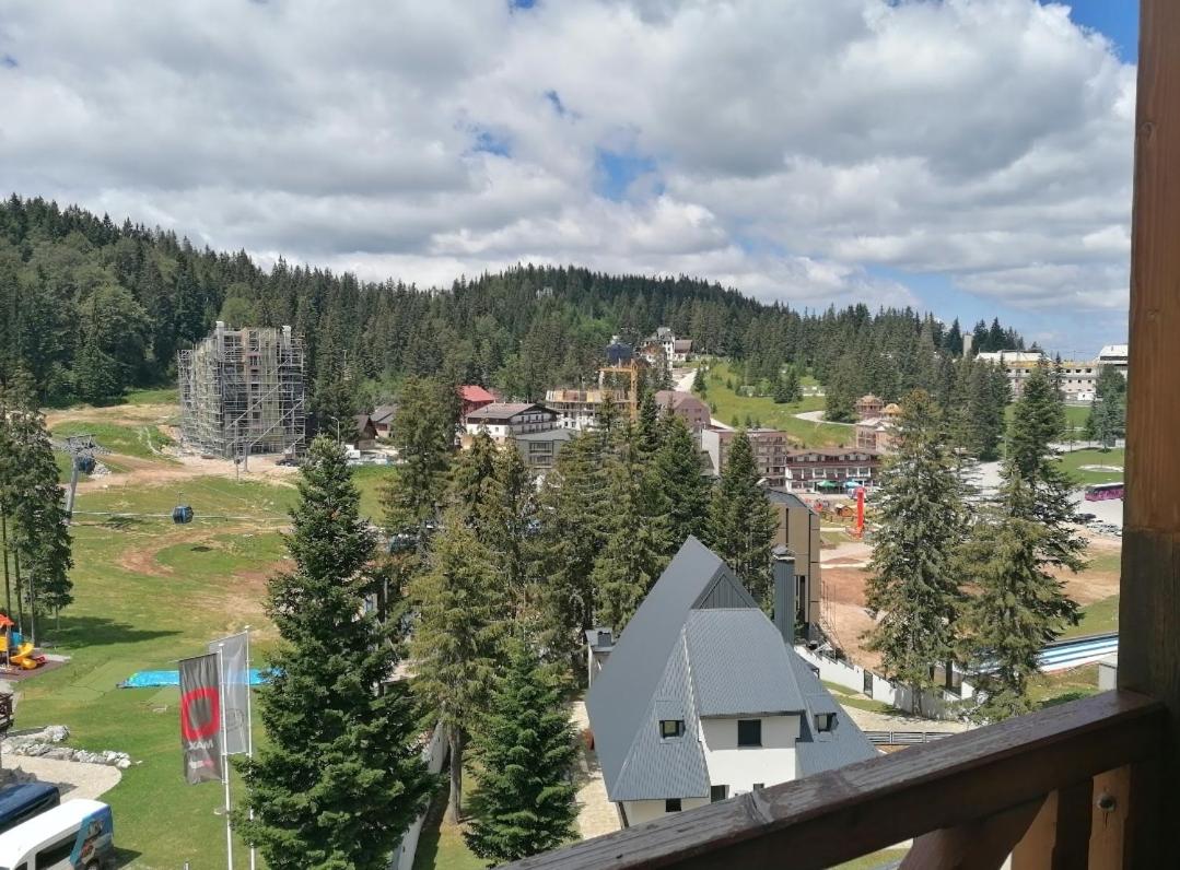 Aparthotel Vucko, depandans, U452 sa pogledom na stazu - private host