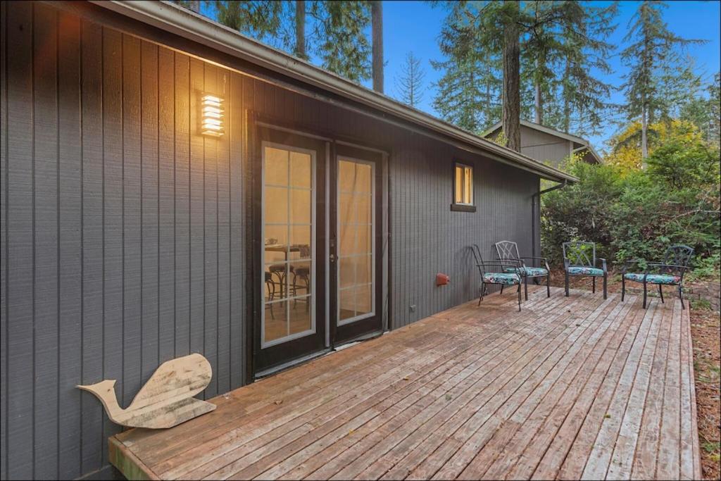 Charming Lakefront Cottage on Quiet Palmer Lake