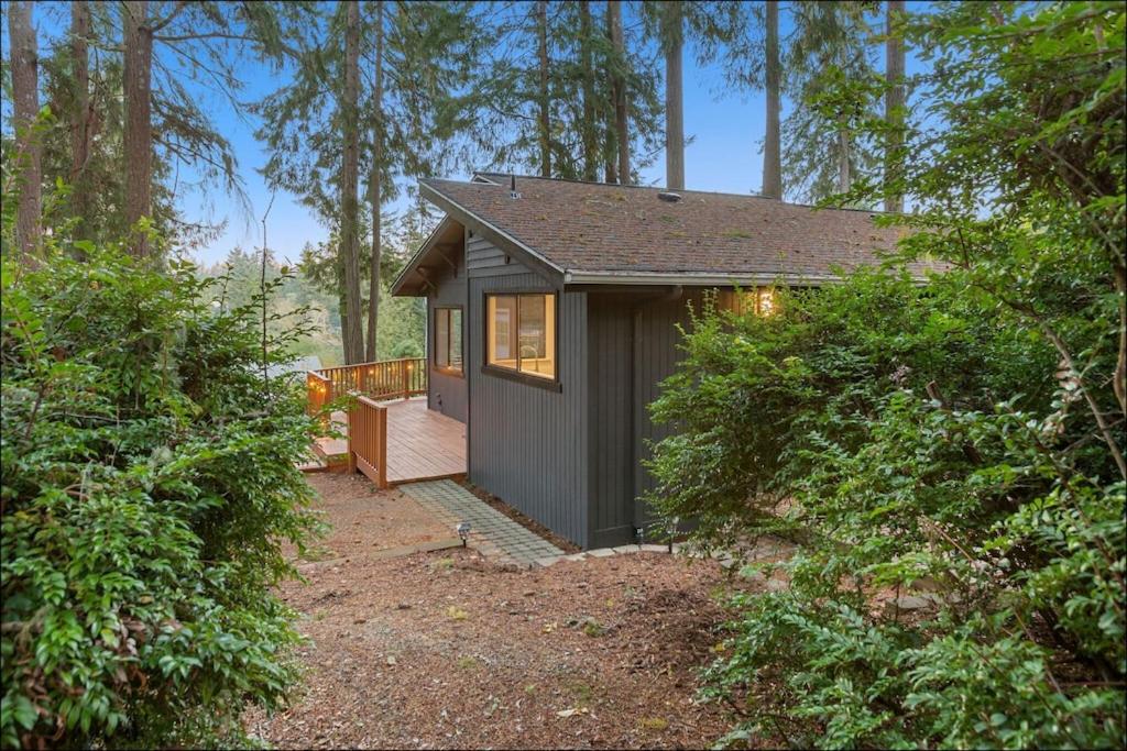 Charming Lakefront Cottage on Quiet Palmer Lake
