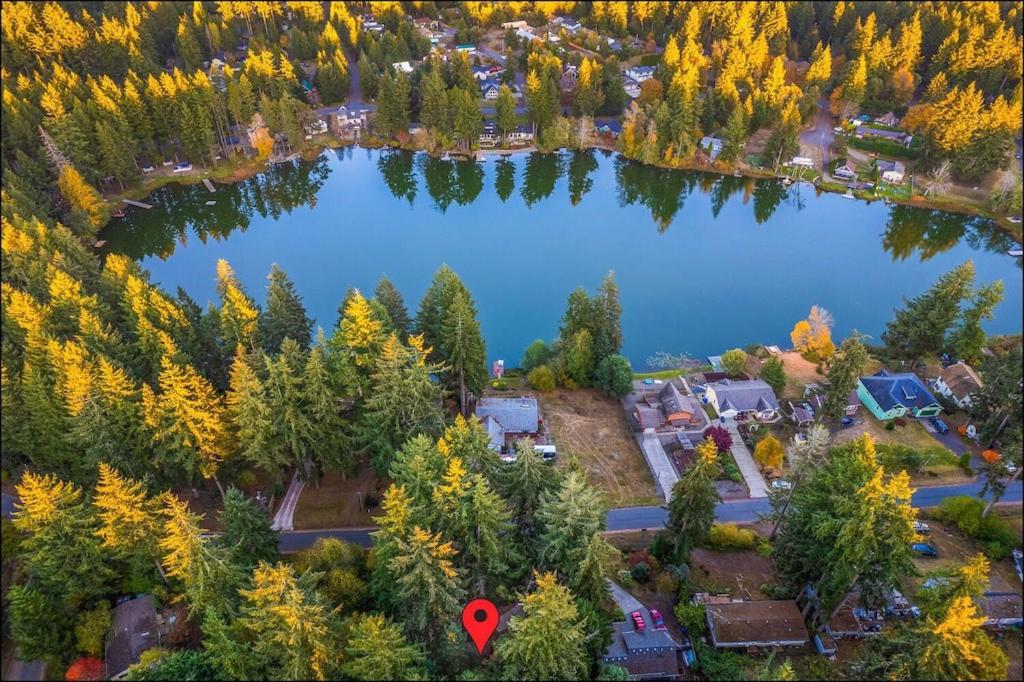 Charming Lakefront Cottage on Quiet Palmer Lake