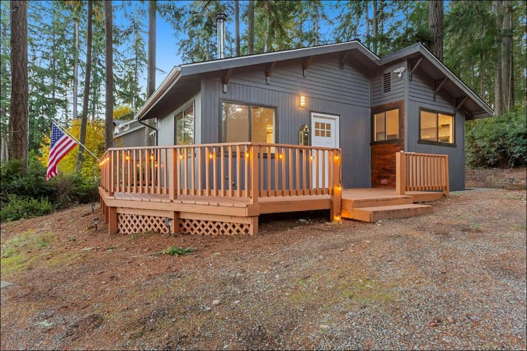 Charming Lakefront Cottage on Quiet Palmer Lake