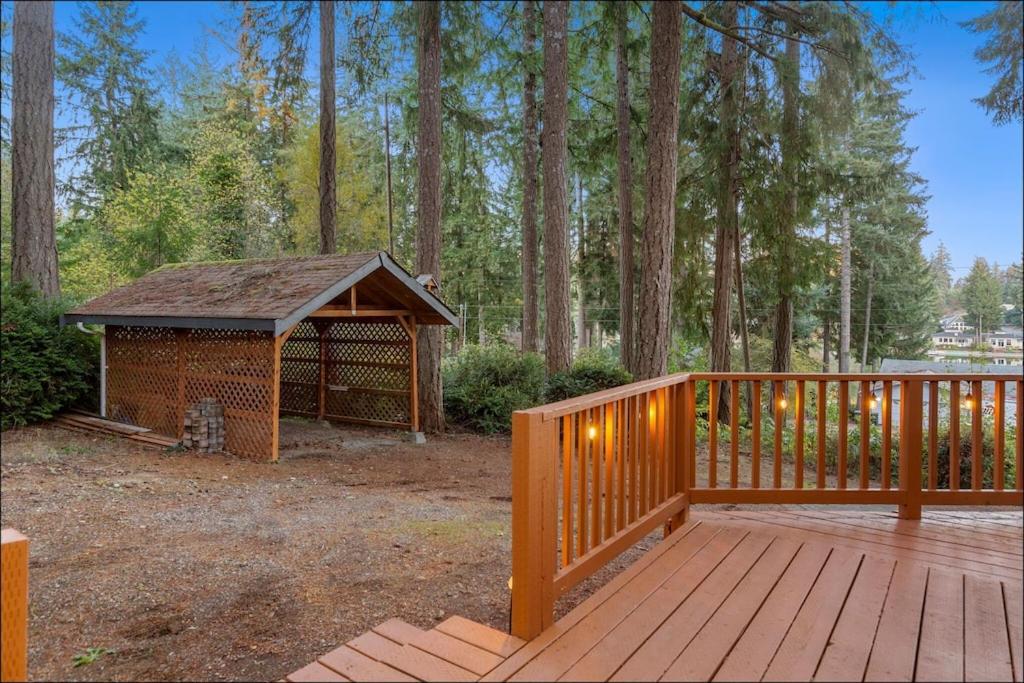 Charming Lakefront Cottage on Quiet Palmer Lake