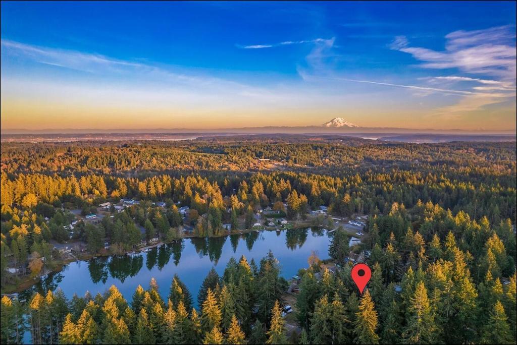 Charming Lakefront Cottage on Quiet Palmer Lake