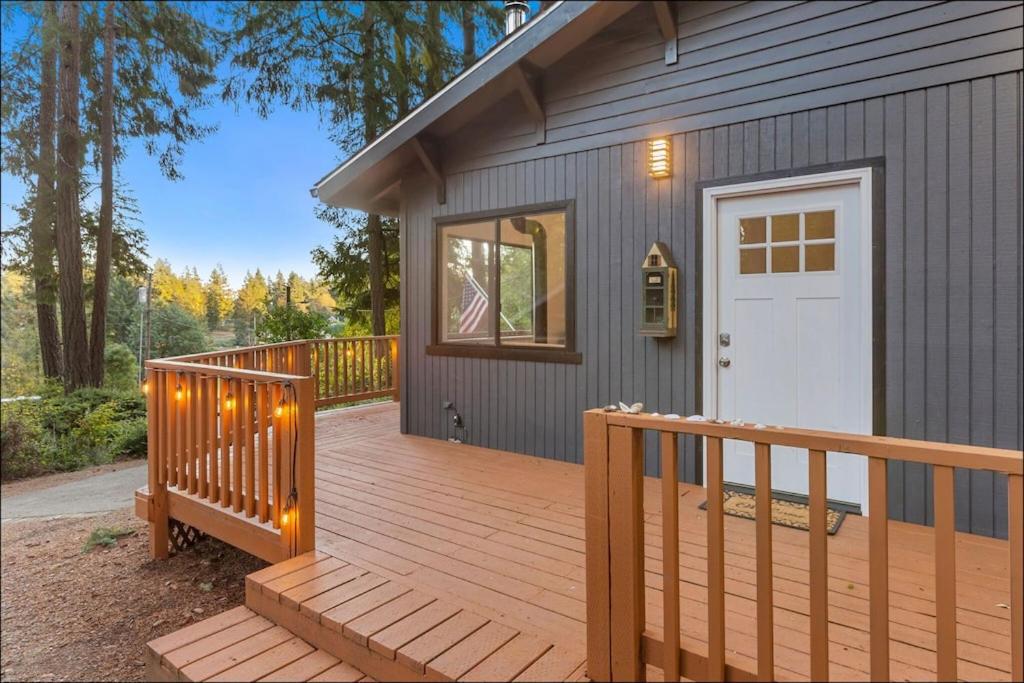 Charming Lakefront Cottage on Quiet Palmer Lake