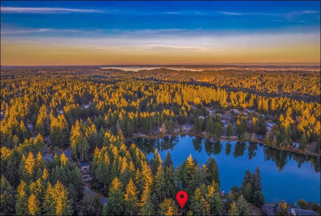 Charming Lakefront Cottage on Quiet Palmer Lake
