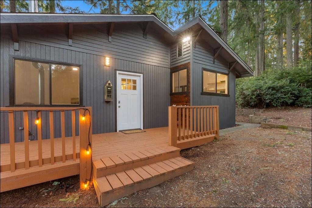 Charming Lakefront Cottage on Quiet Palmer Lake