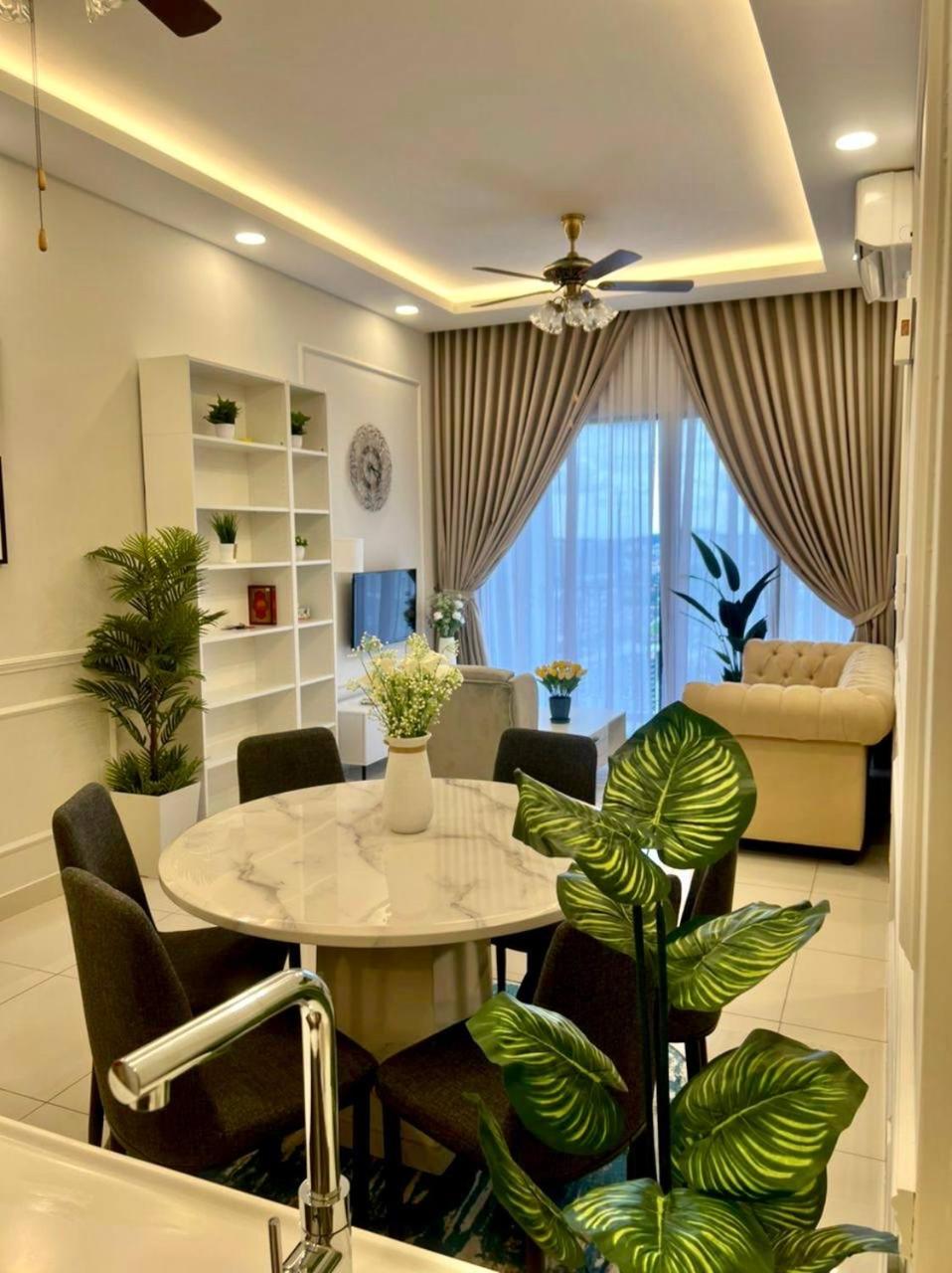 Millerz Suite 3R2B Condo Near MidValley 3 Beds 3 Bedrooms Staycation Best Choice