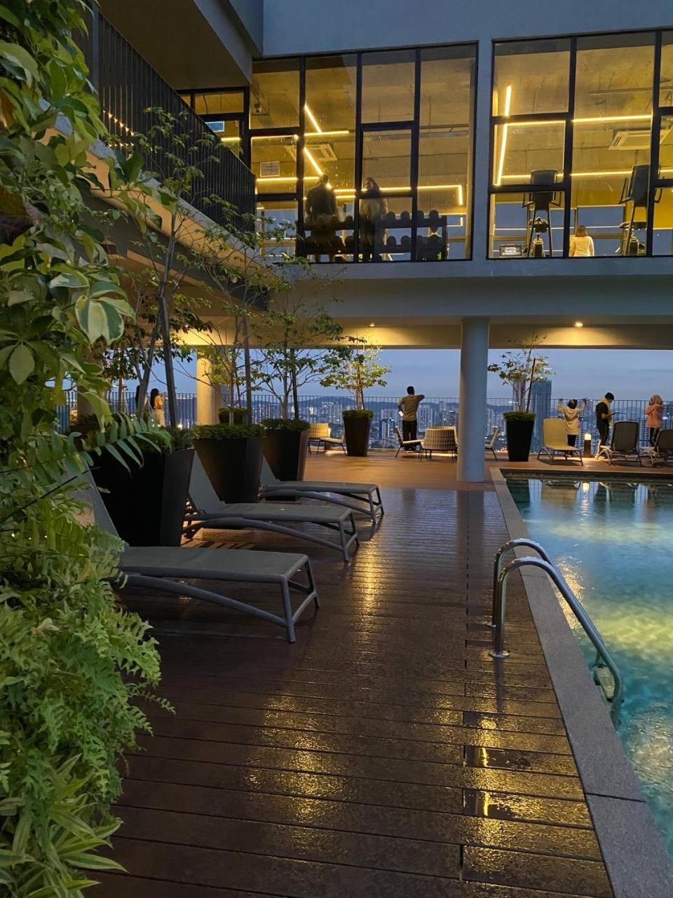 Millerz Suite 3R2B Condo Near MidValley 3 Beds 3 Bedrooms Staycation Best Choice