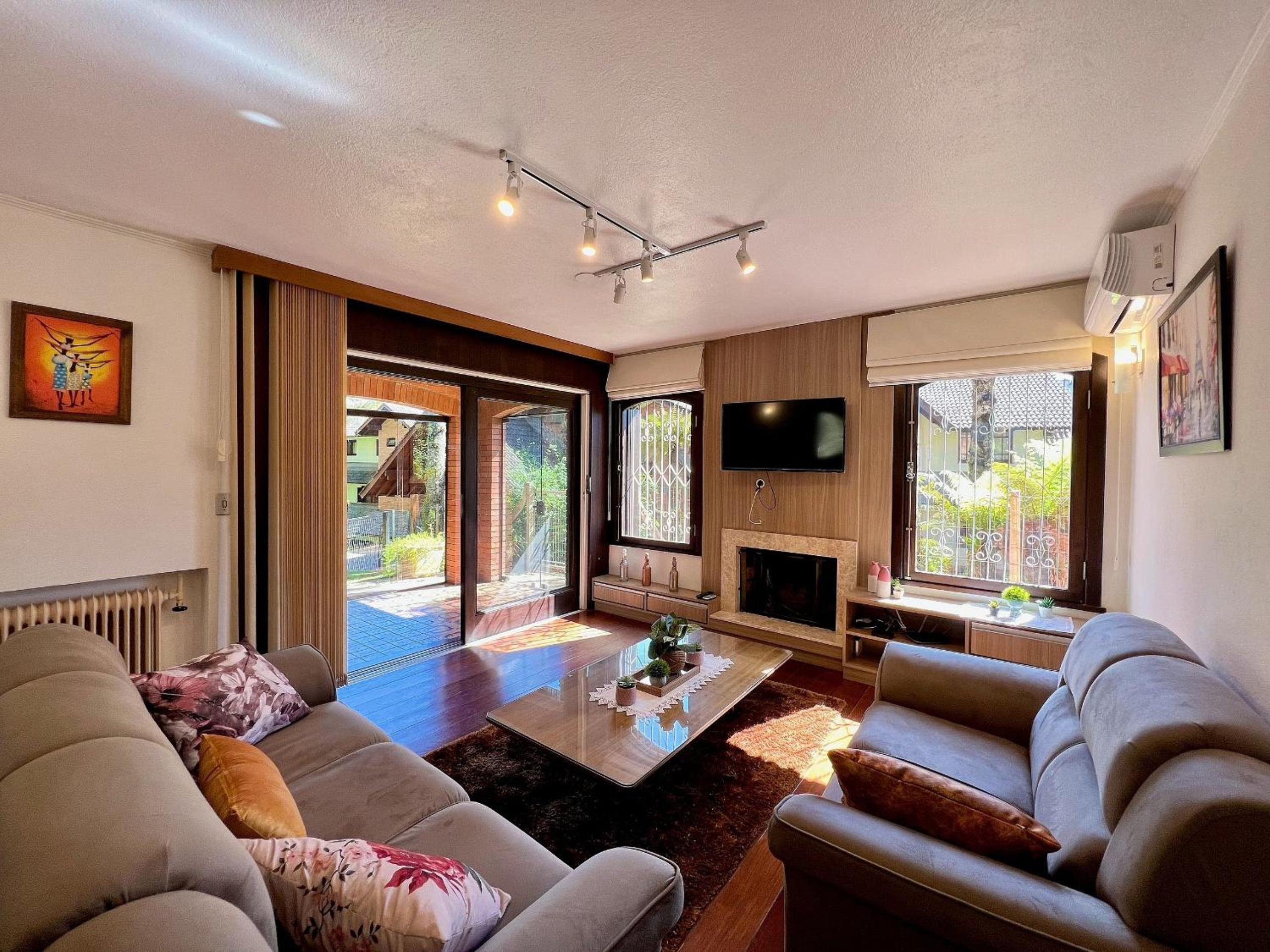 Casa Allegro 3dorm prox Lago Negro by AcheiGramado