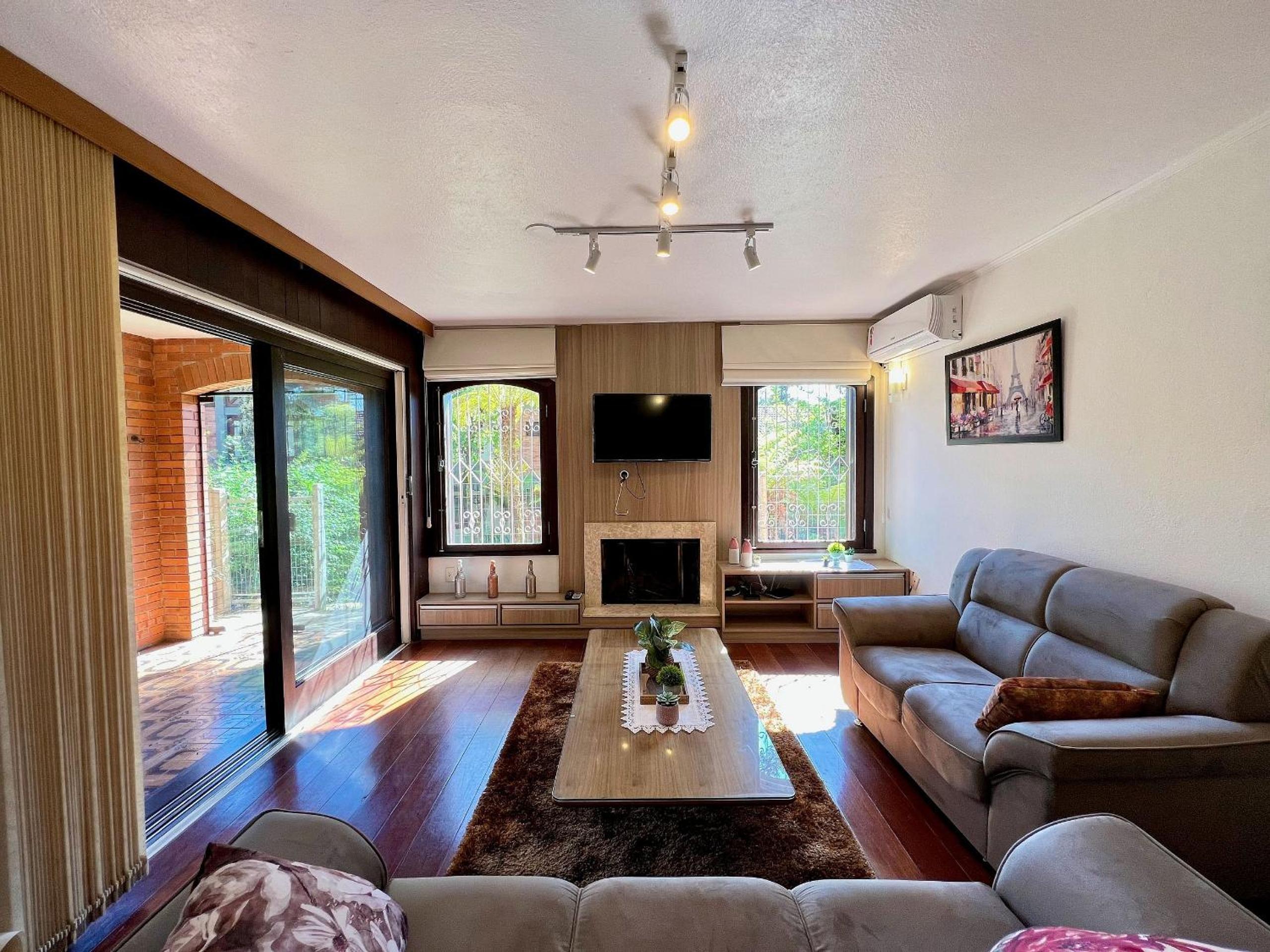 Casa Allegro 3dorm prox Lago Negro by AcheiGramado