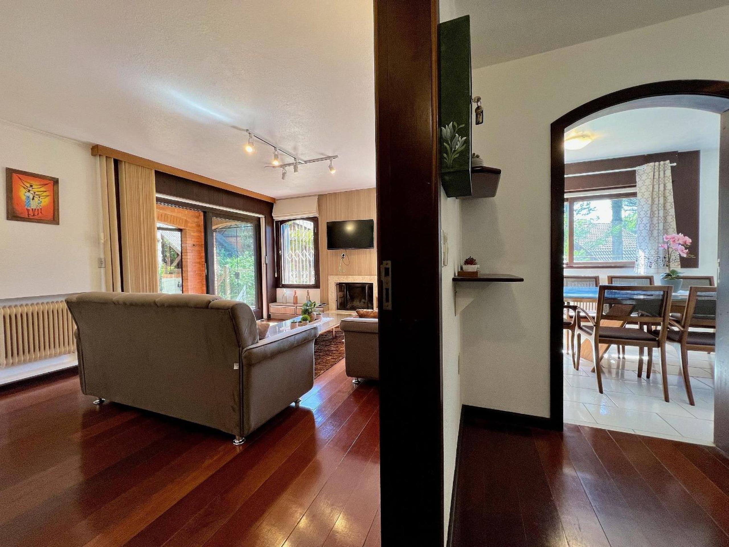 Casa Allegro 3dorm prox Lago Negro by AcheiGramado