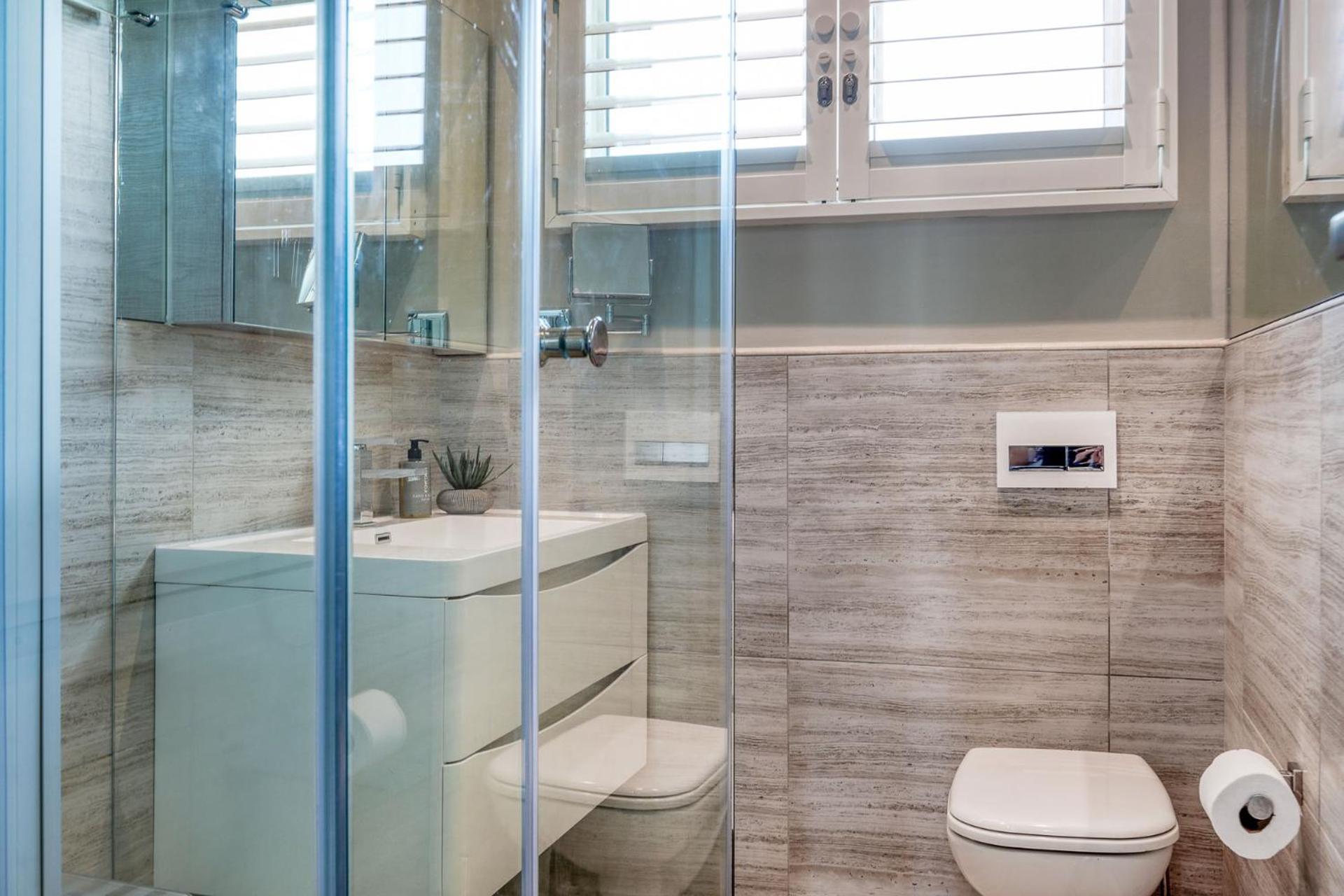 Backup-Powered Elegant Promenade Retreat