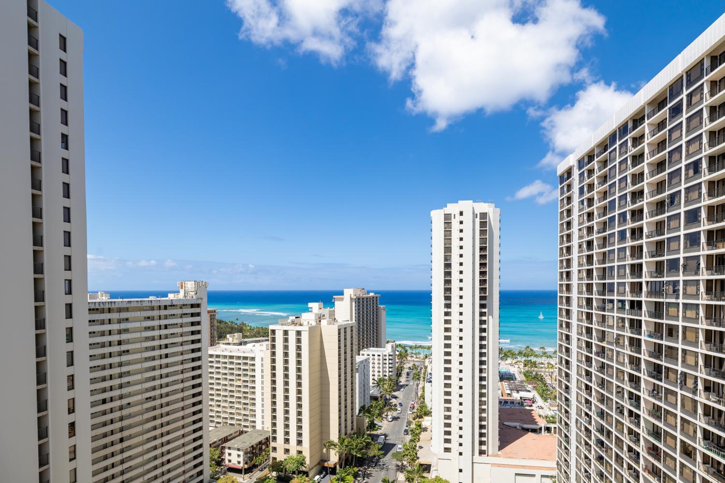 Waikiki Banyan condo with lanai & pool view 4