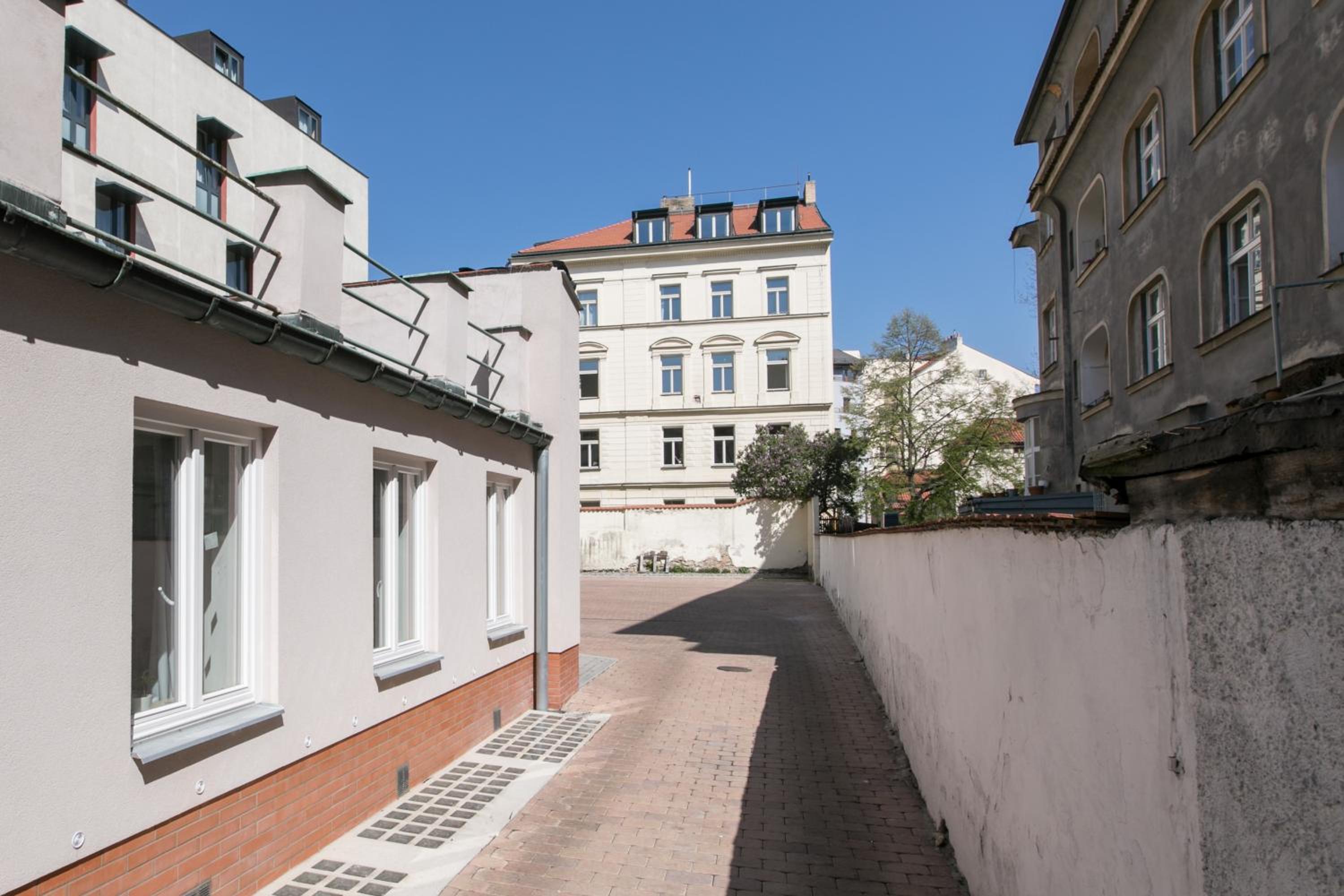 Cozy apartment in quiet courtyard near Charles Bridge