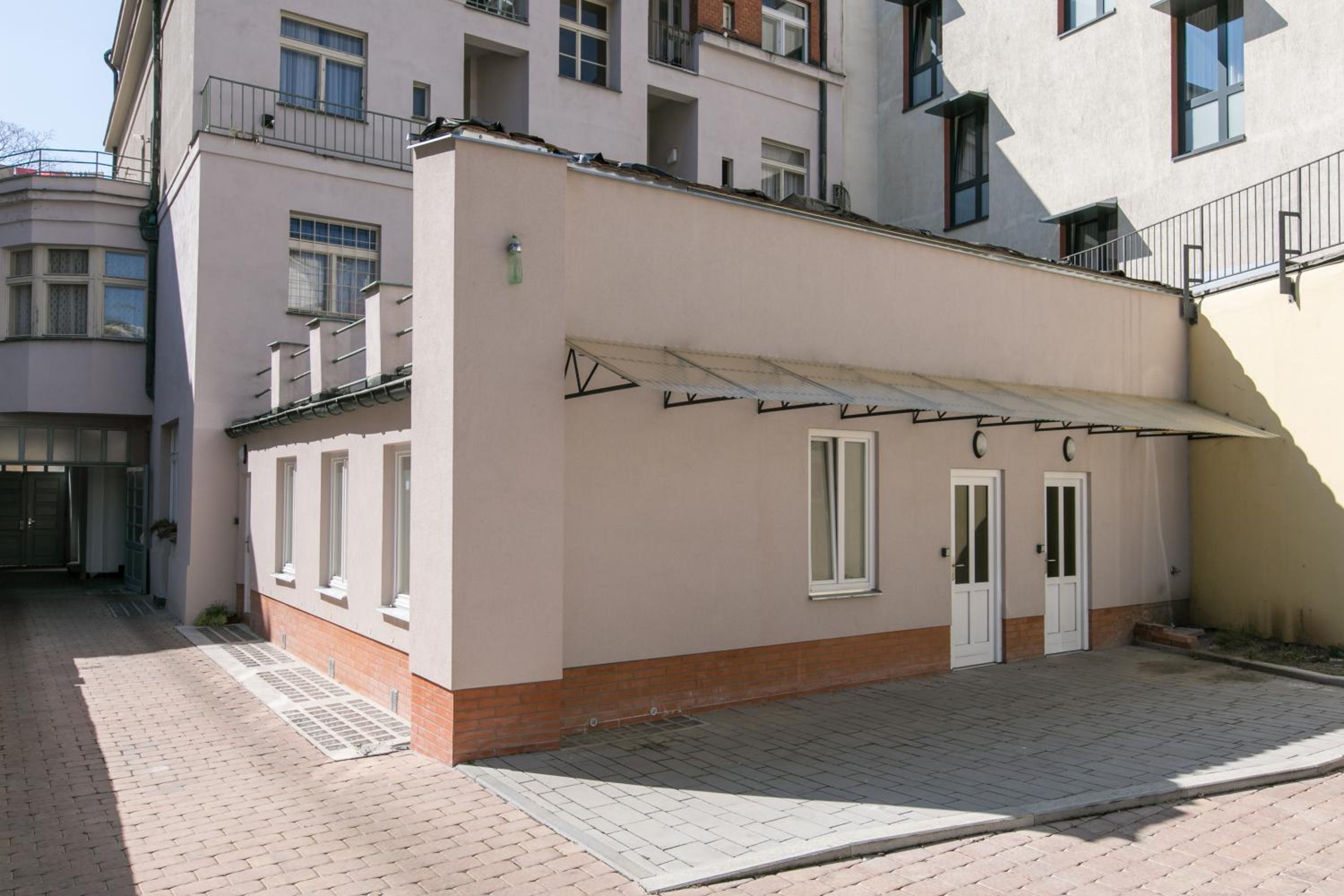 Cozy apartment in quiet courtyard near Charles Bridge