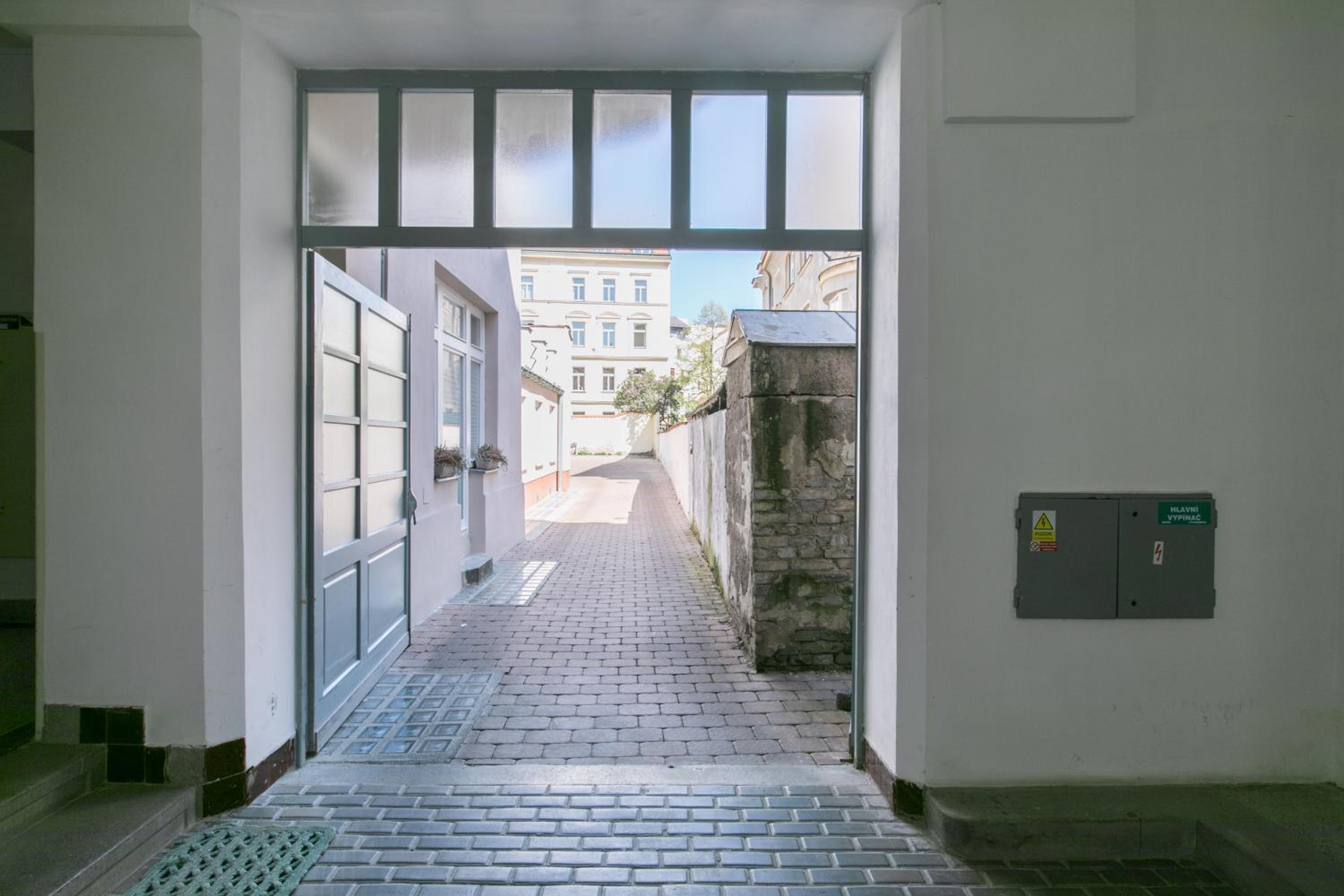 Cozy apartment in quiet courtyard near Charles Bridge