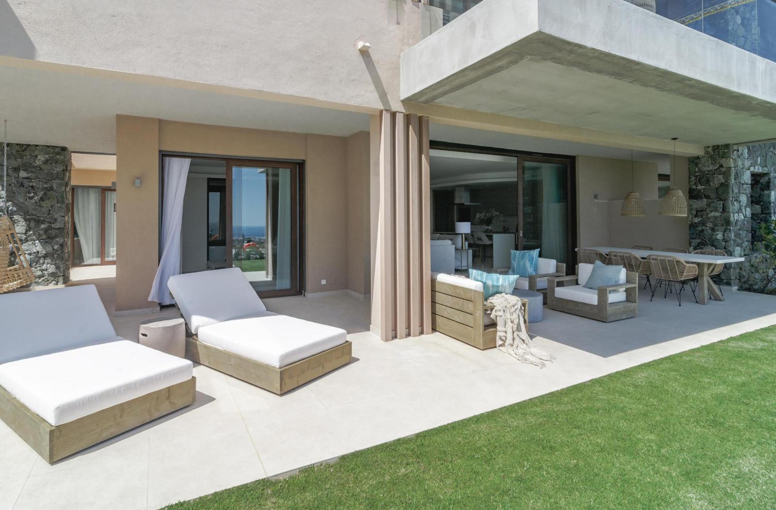 LO - Luxury 3 bedroom apartment stunning views