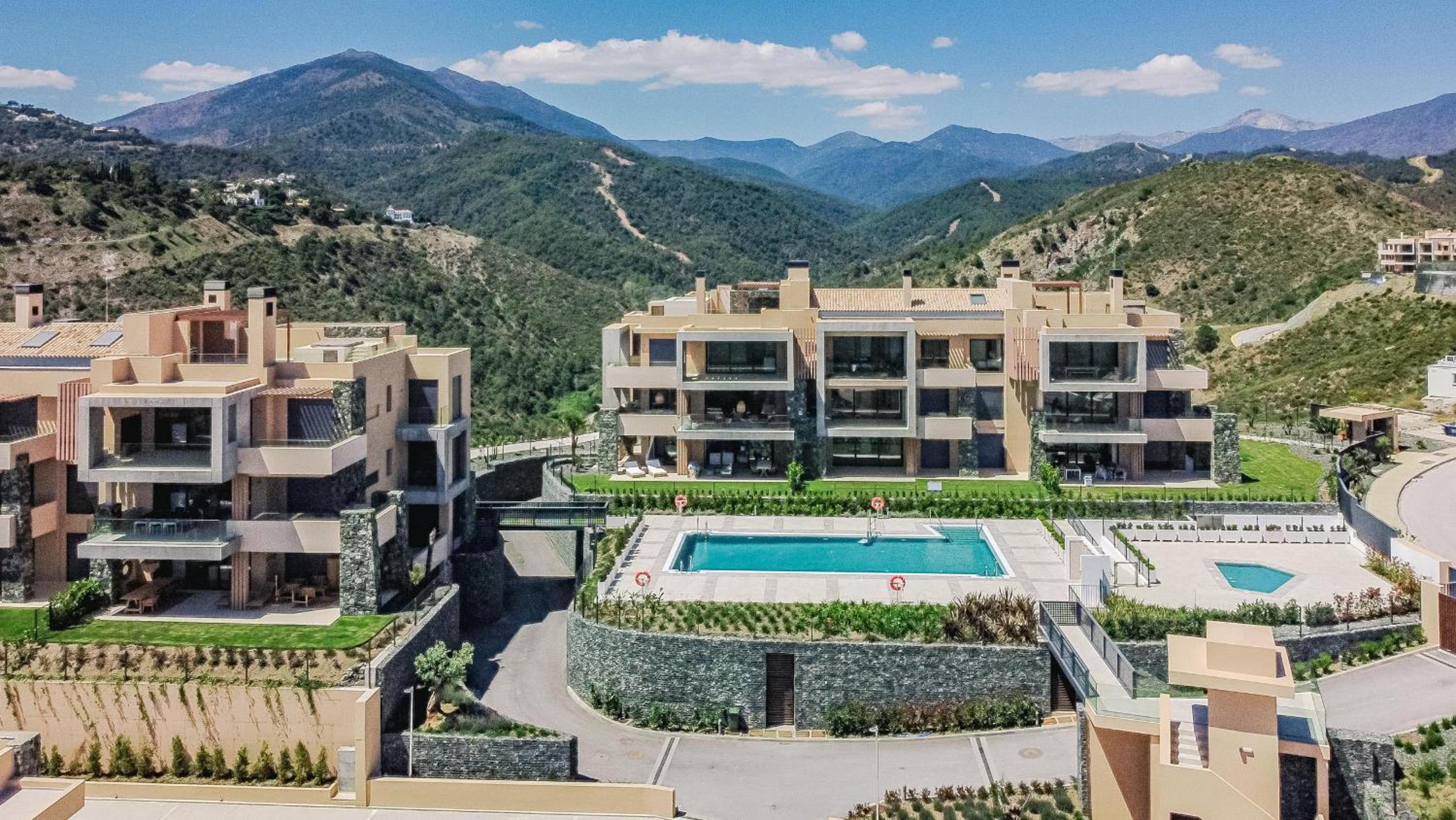 LO - Luxury 3 bedroom apartment stunning views