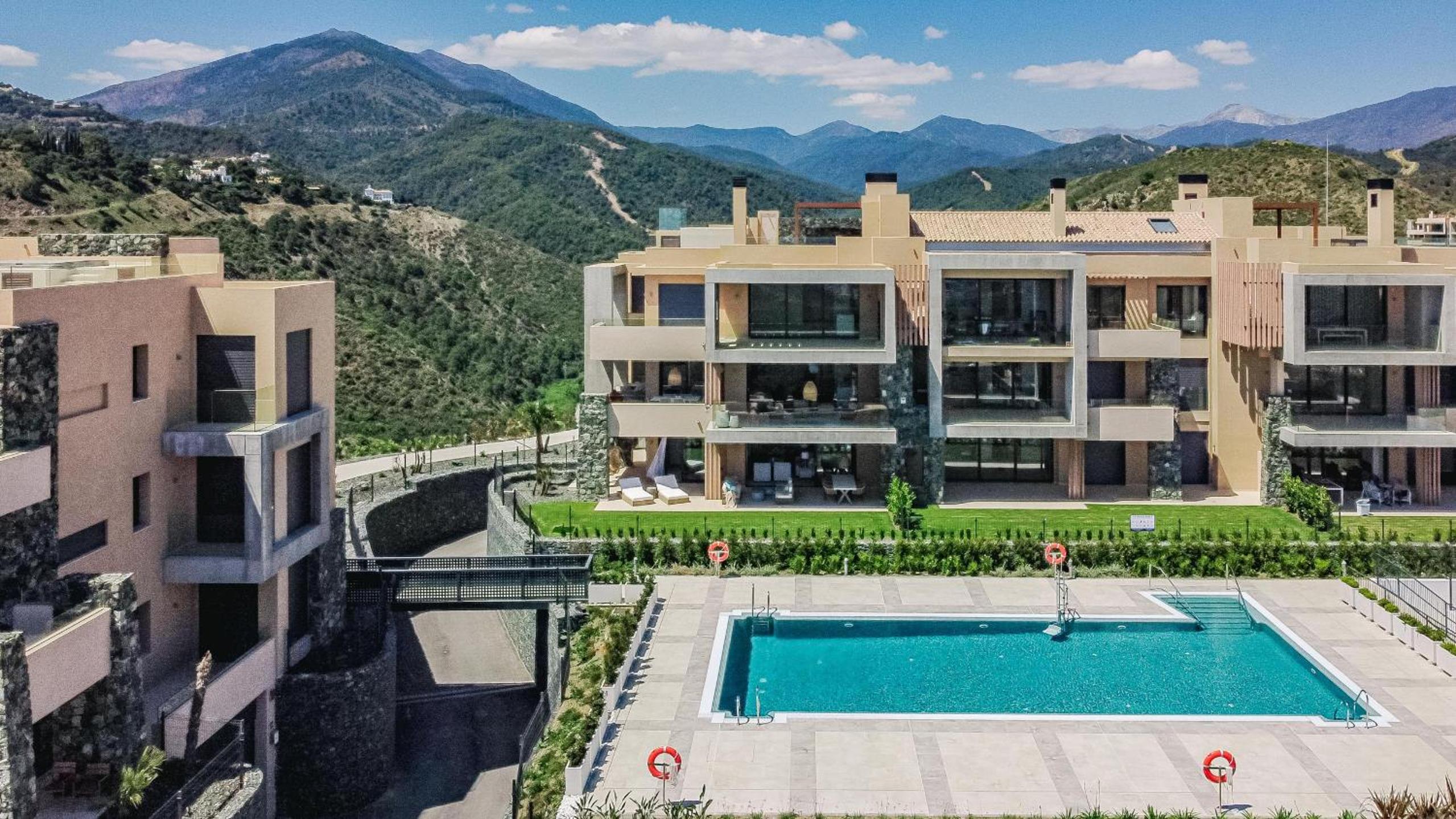 LO - Luxury 3 bedroom apartment stunning views