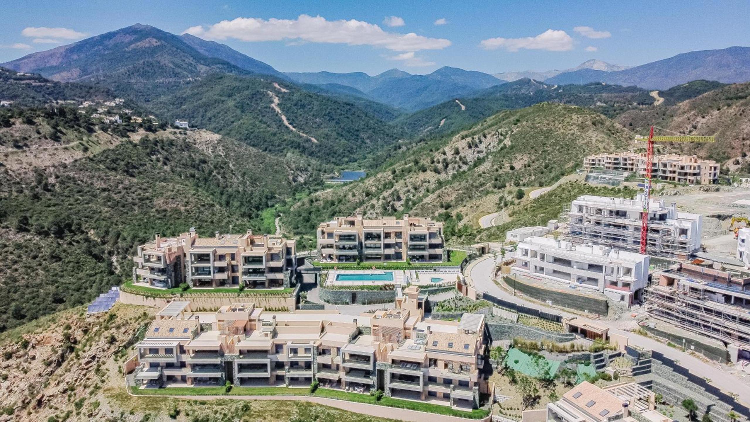 LO - Luxury 3 bedroom apartment stunning views