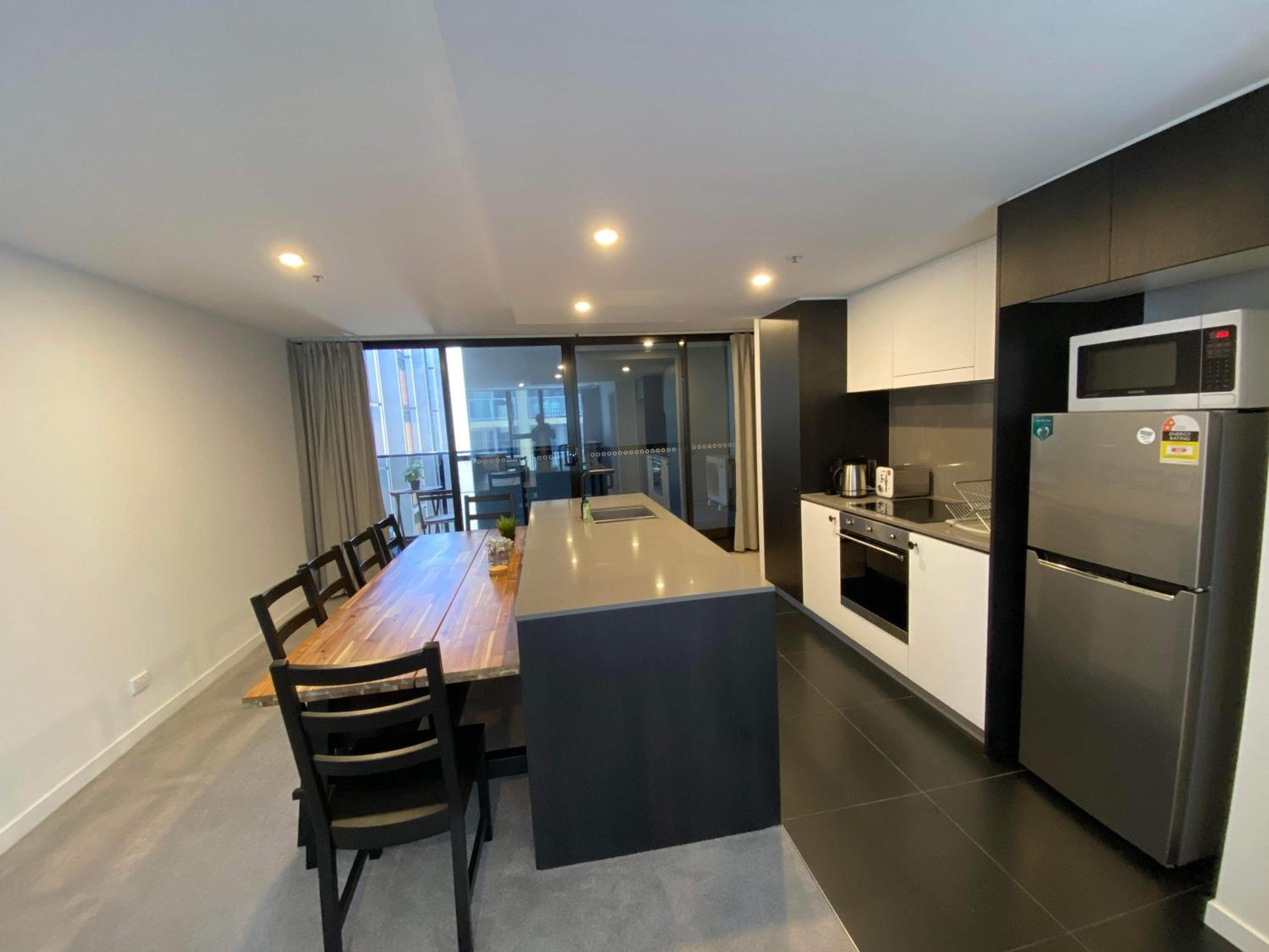 2 Bed 2 Bath Luxury Apartment in Braddon Canberra - Free heated pool, gym, parking