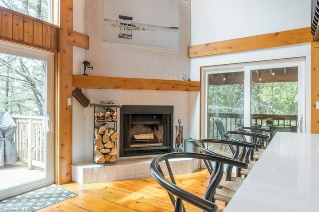 Luxurious Four Season lake front cottage in Kawarthas