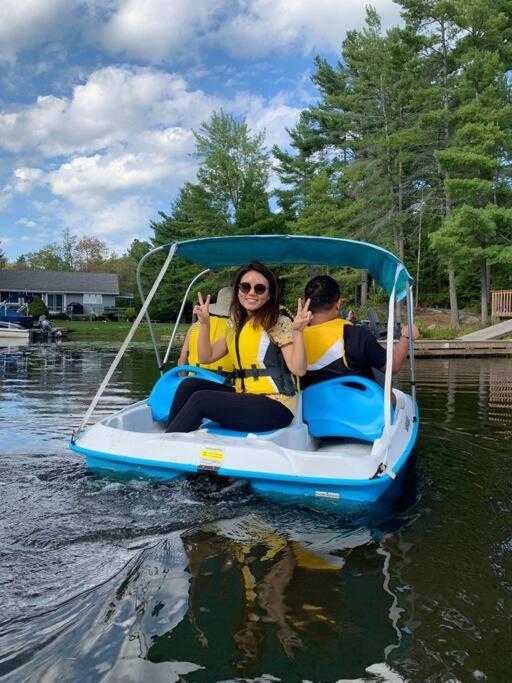 Luxurious Four Season lake front cottage in Kawarthas