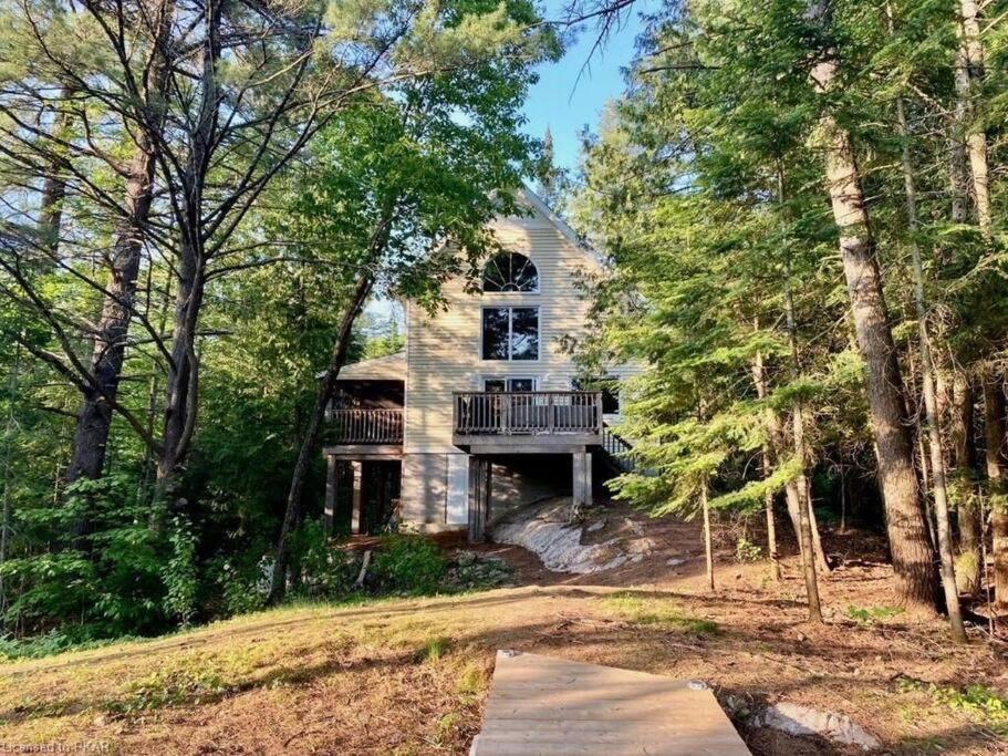 Luxurious Four Season lake front cottage in Kawarthas