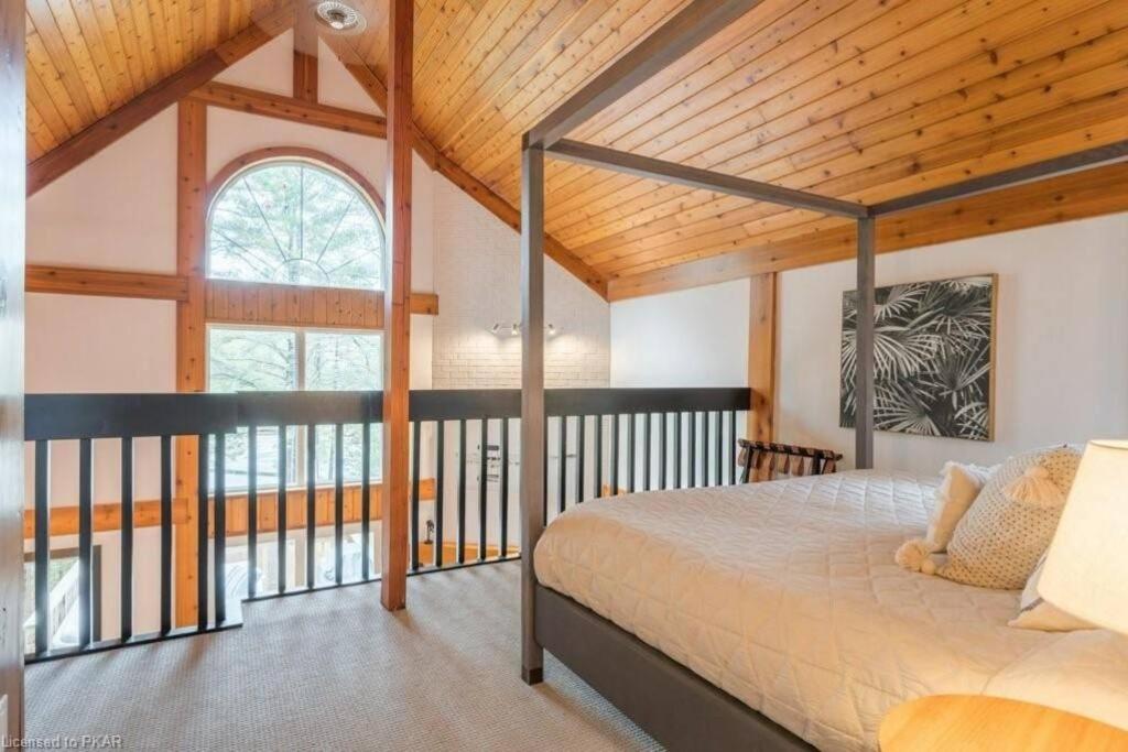 Luxurious Four Season lake front cottage in Kawarthas