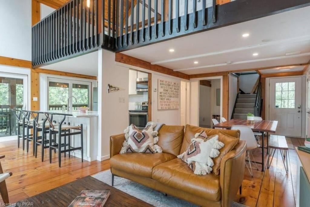 Luxurious Four Season lake front cottage in Kawarthas