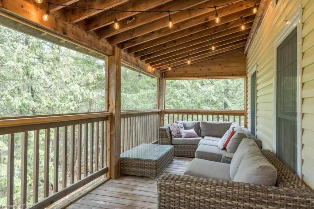 Luxurious Four Season lake front cottage in Kawarthas