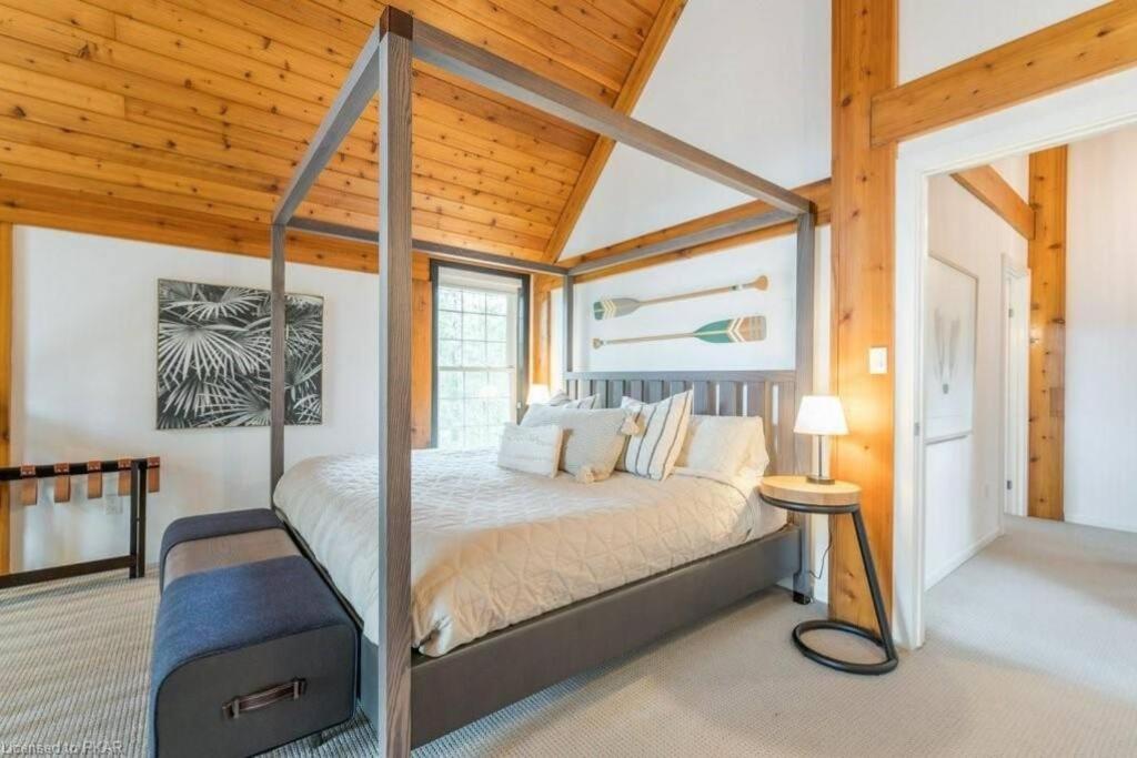 Luxurious Four Season lake front cottage in Kawarthas