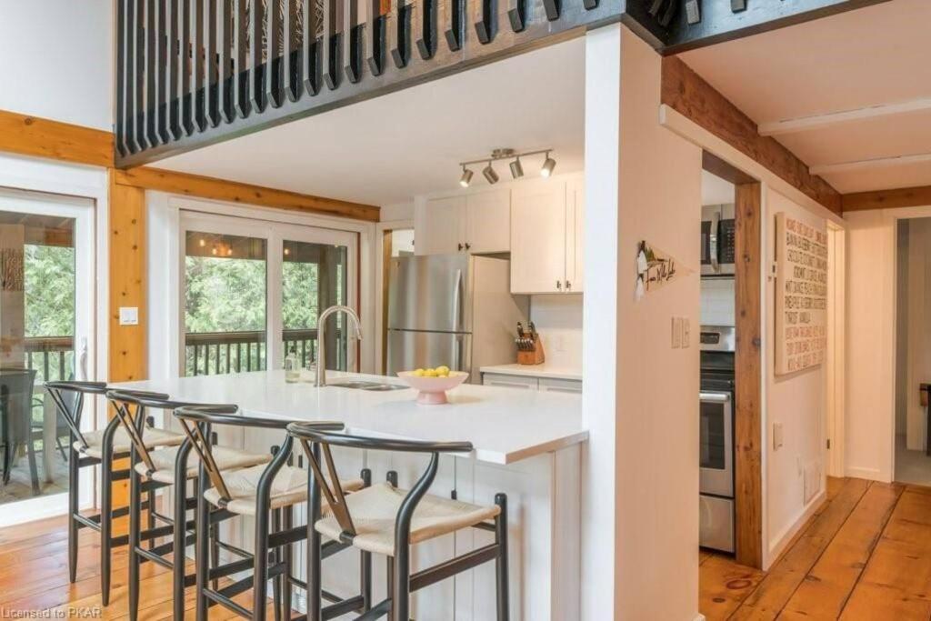 Luxurious Four Season lake front cottage in Kawarthas