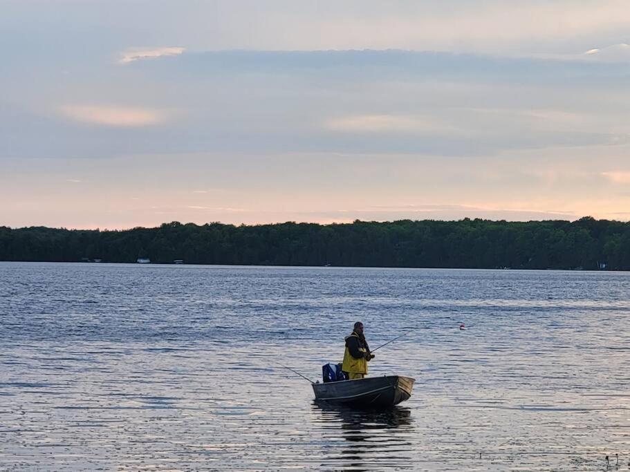 Luxurious Four Season lake front cottage in Kawarthas