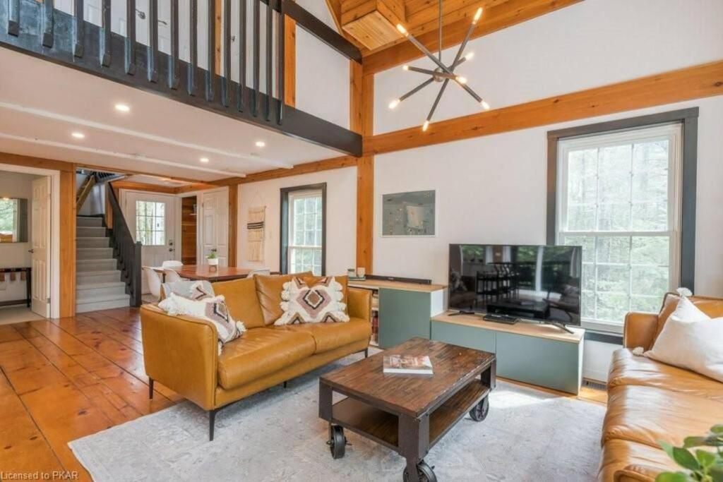 Luxurious Four Season lake front cottage in Kawarthas
