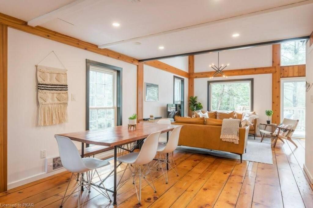 Luxurious Four Season lake front cottage in Kawarthas