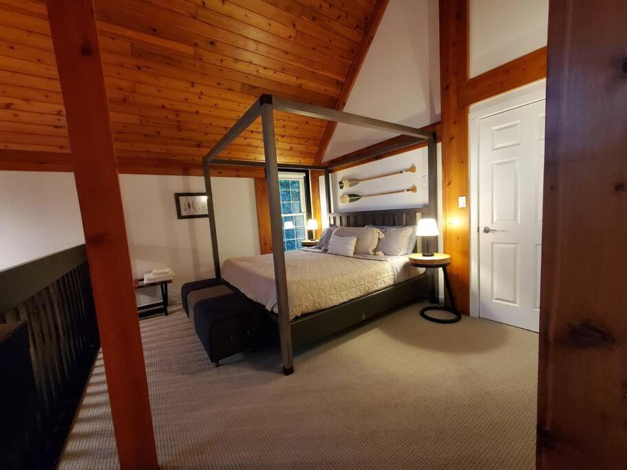 Luxurious Four Season lake front cottage in Kawarthas