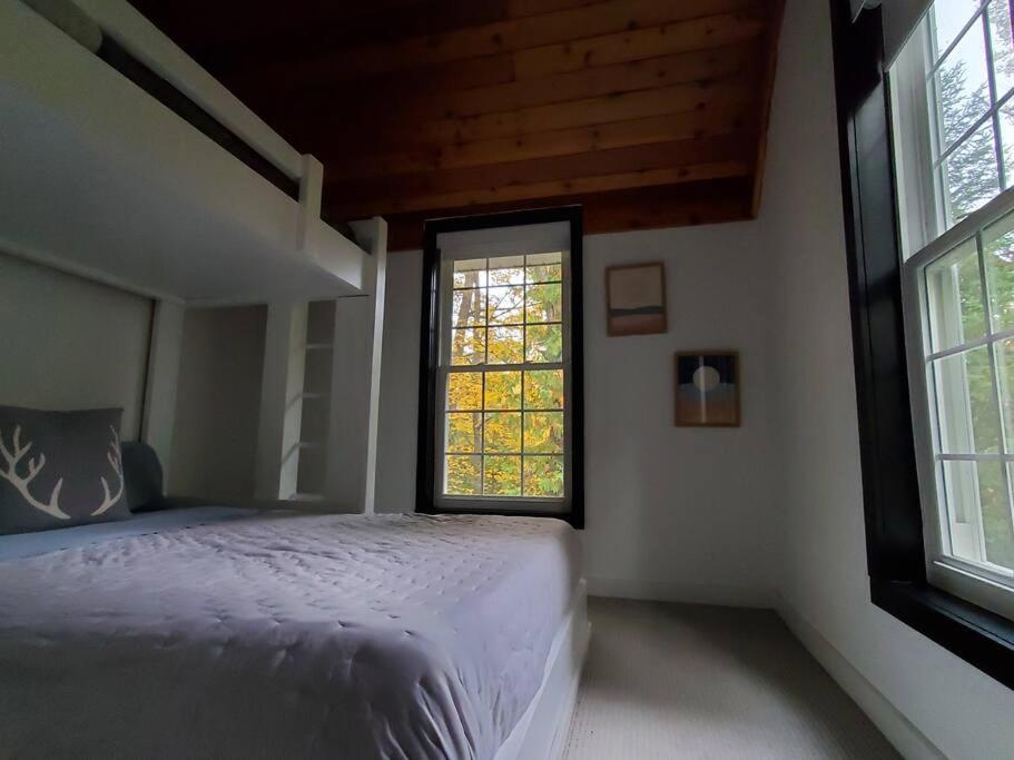 Luxurious Four Season lake front cottage in Kawarthas