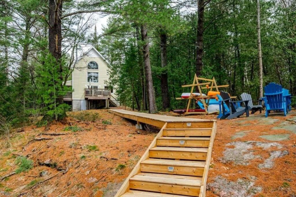Luxurious Four Season lake front cottage in Kawarthas