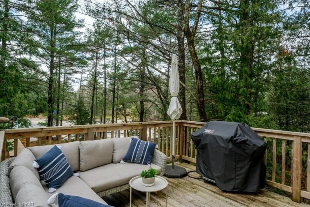 Luxurious Four Season lake front cottage in Kawarthas