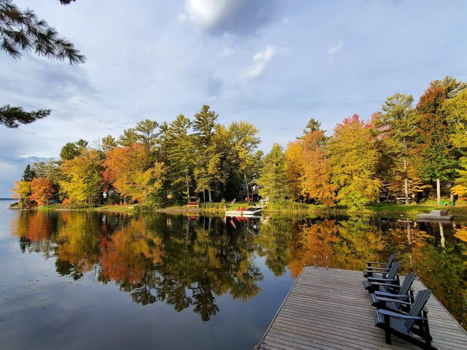 Luxurious Four Season lake front cottage in Kawarthas