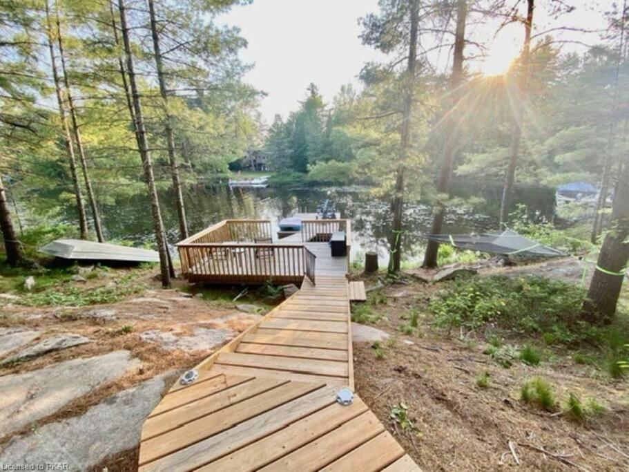 Luxurious Four Season lake front cottage in Kawarthas