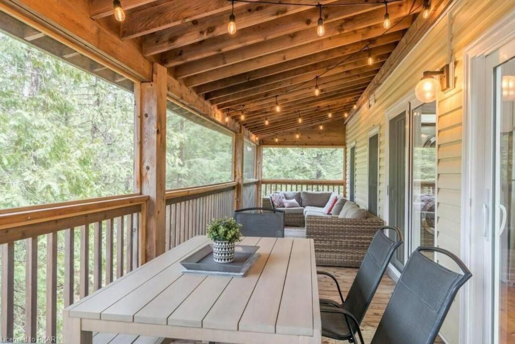 Luxurious Four Season lake front cottage in Kawarthas