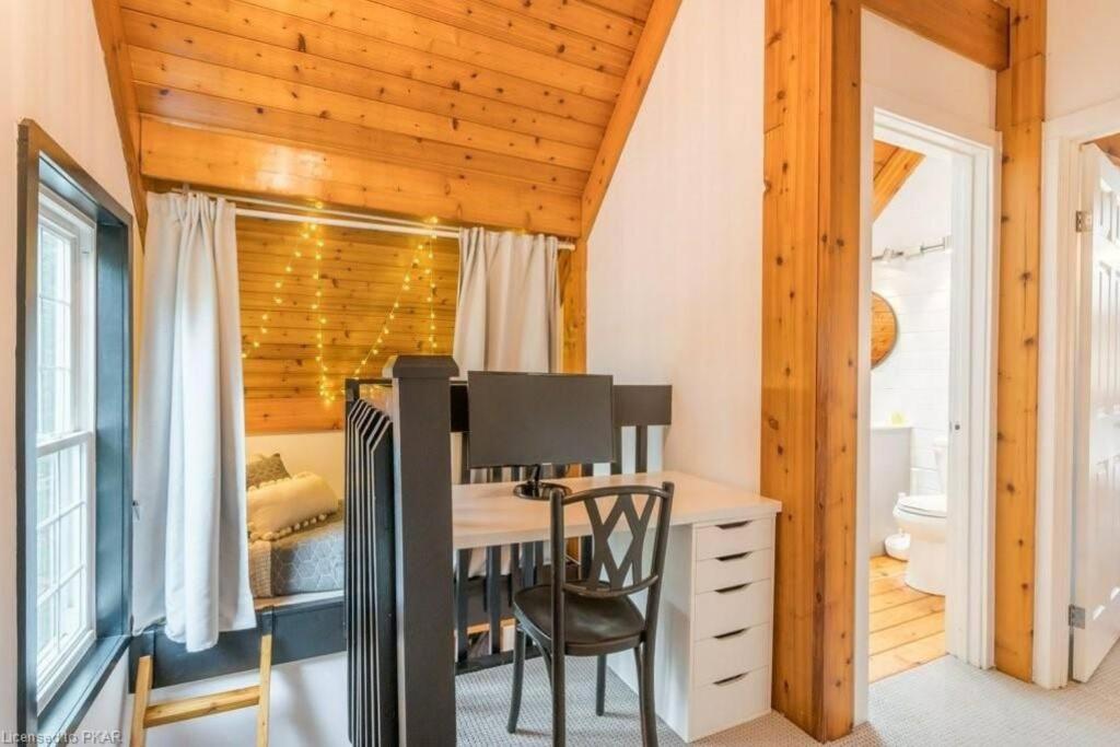 Luxurious Four Season lake front cottage in Kawarthas